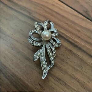 Express Embellished Brooch
